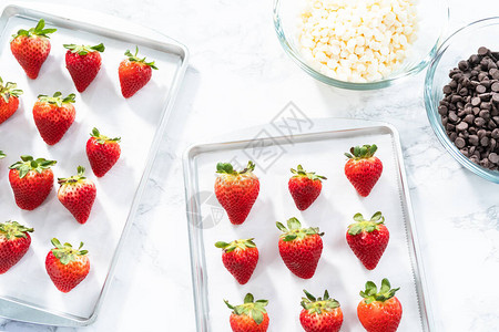 用有机草莓制作巧克力蘸草莓的原料图片