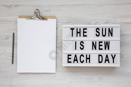 灯箱上的太阳每天都是新的字样图片
