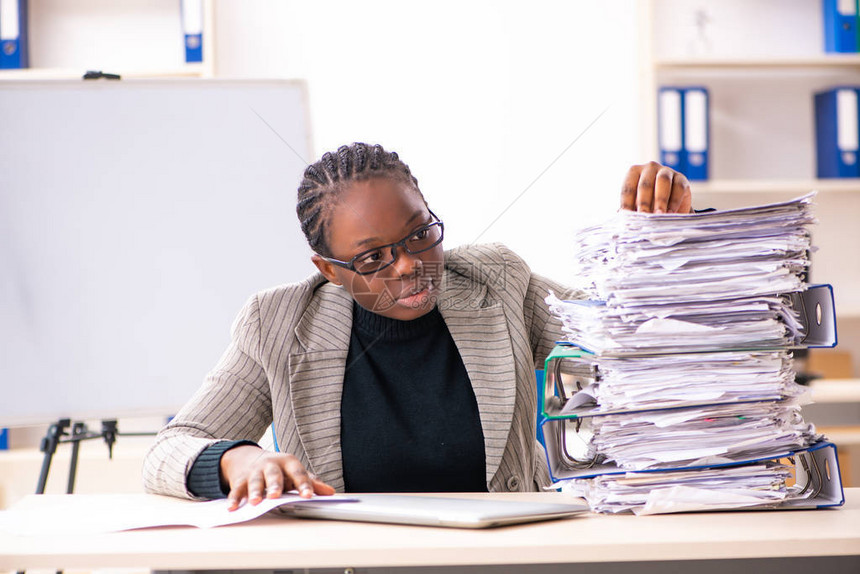黑人女雇员对过度工作不满意的图片