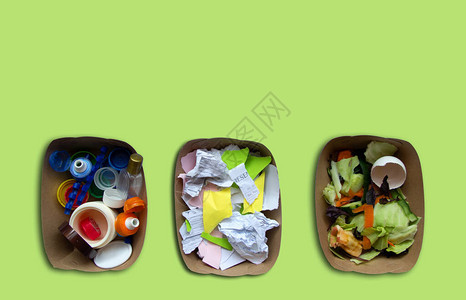 蓝色背景上的塑料纸和有机垃圾分类垃圾零废物概念分开垃圾顶视图图片