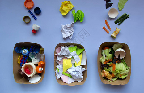 蓝色背景上的塑料纸和有机垃圾分类垃圾零废物概念分开垃圾图片