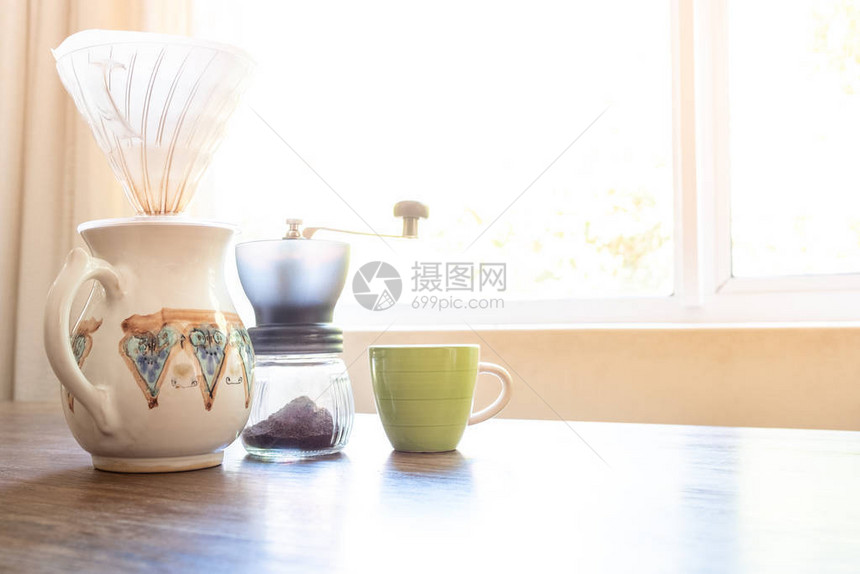 家里准备的咖啡倒在加绿色杯图片