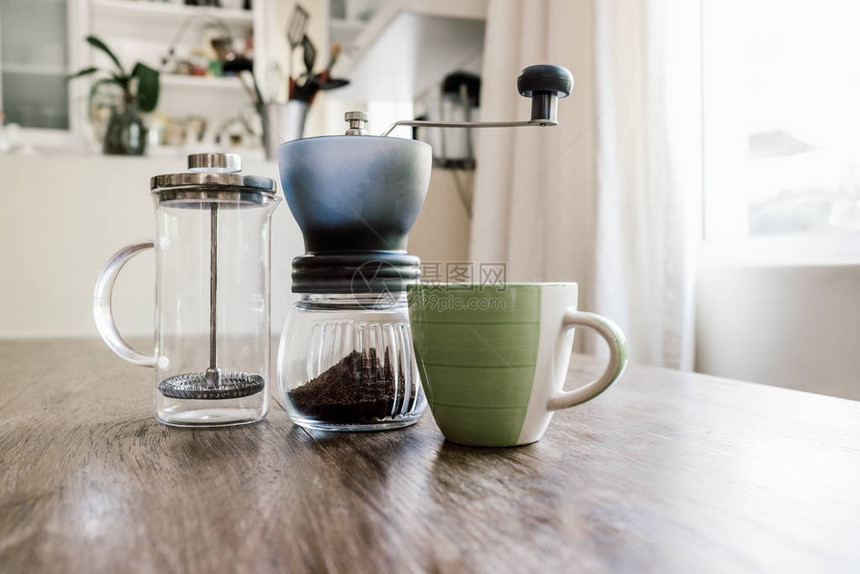 在家用古装绿色杯子的咖啡壶里准图片