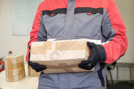 包裹的交付和物流公司CEA在雇员手中图片