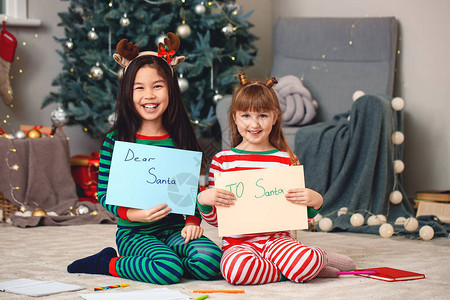 可爱的小女孩用信给圣诞老人在圣诞节图片