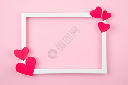 纸心和白色框架在粉红色柔和的背景抽象模拟背景与剪纸形状爱图片