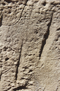 古旧水泥的粗棕色灰表面墙壁有裂缝图片