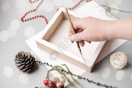 女手绘白色礼盒圣诞节庆祝和家庭包装的礼物纸板礼物盒画手工制作图片