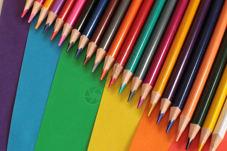 多色纸页背景上用于创造的一套明铅笔集info图片