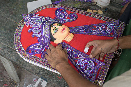 身份不明的艺术家正在准备杜尔加女神的粘土偶像图片