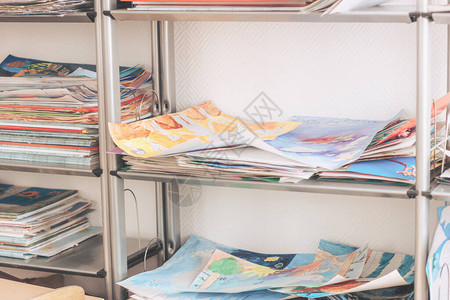 艺术学校储藏室书架和孩子们的绘画儿童教育图片