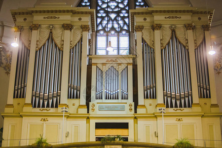 大教堂中的大而古老的美丽管风琴背景图片