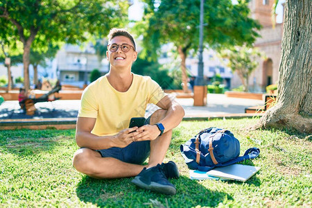 坐在大学校园的草地上图片