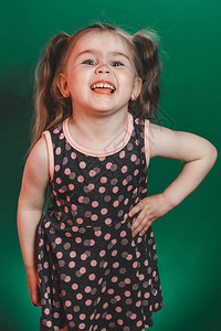 三岁的小女孩穿着裙子的尾巴在2021年绿背图片