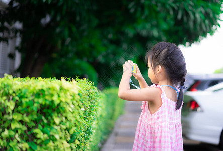 可爱的小亚洲女孩的肖像在公园玩图片