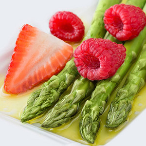 沙拉绿芦笋配草莓和覆盆子图片