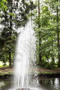 城市公园池塘里的喷泉图片