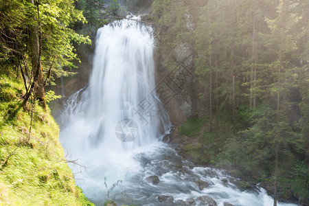 位于萨尔茨堡附近的上奥地利州有最大泉水流的美丽的背景图片
