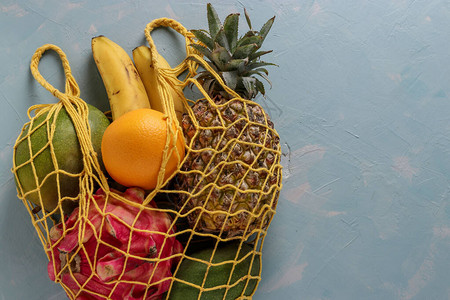 浅蓝色背景的芒果菠萝龙猕猴桃香蕉和百香果水平方图片