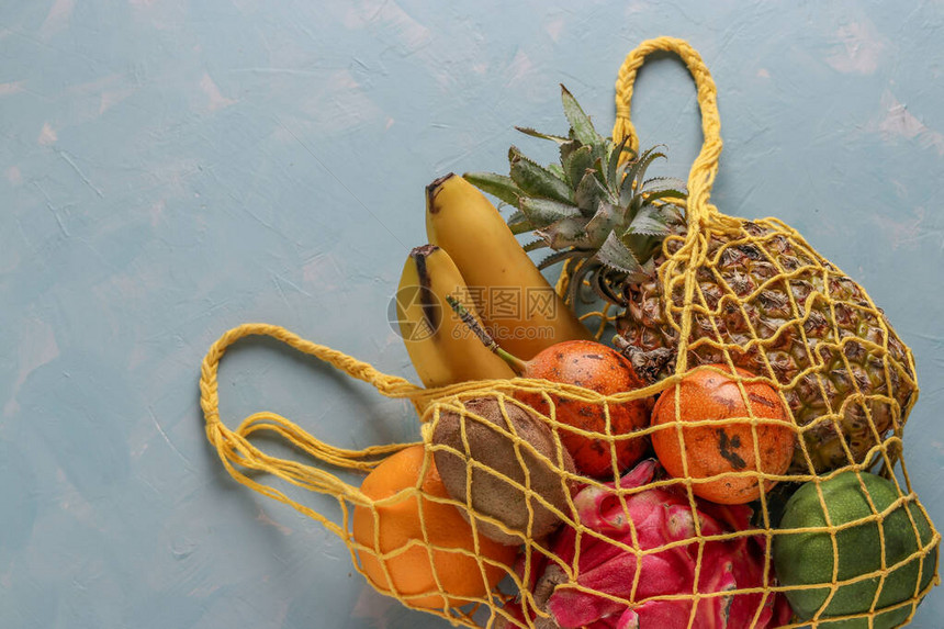 淡蓝色背景的芒果菠萝龙猕猴桃香蕉和百香图片