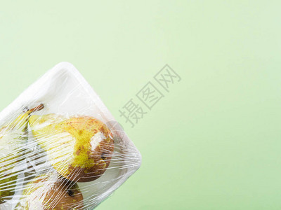 由超市包装成塑料胶卷的新鲜产品反对零废物背景图片