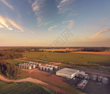 拥有储存和加工谷物作的大型现代工厂的农场空中景观图片