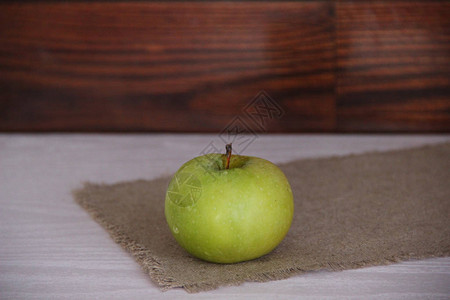 自己制的绿色成熟的小苹果图片