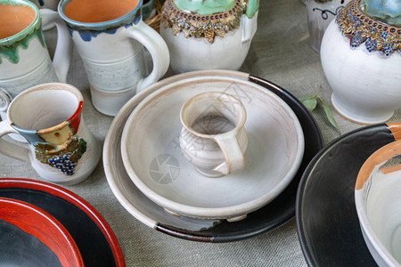民间陶艺师的集市手工陶罐图片