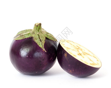 整个半切紫色的泰国茄子背景图片
