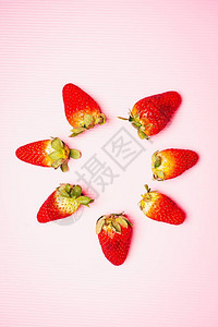 粉色背景草莓的平面成份顶视图图片