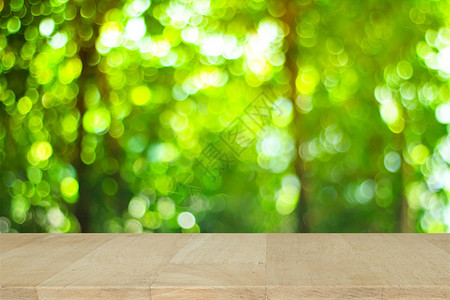 木板与天然绿色模糊背景离焦的图片