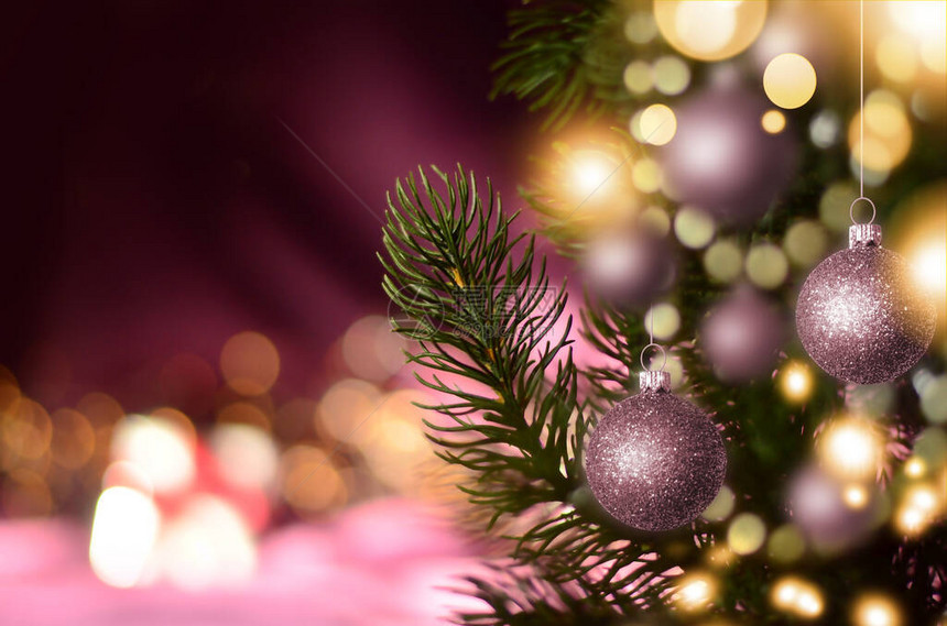 圣诞树有球和灯光的圣诞树在圣诞图片