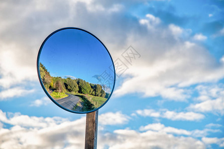 乡村道路柱子上的圆形镜子镜子帮助运输帮助转弯蓝图片