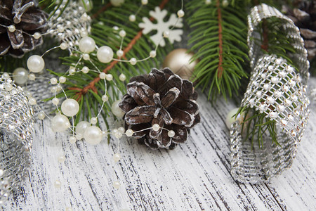 圣诞树枝上有锥体珠子雪花圣诞装饰的碎片图片