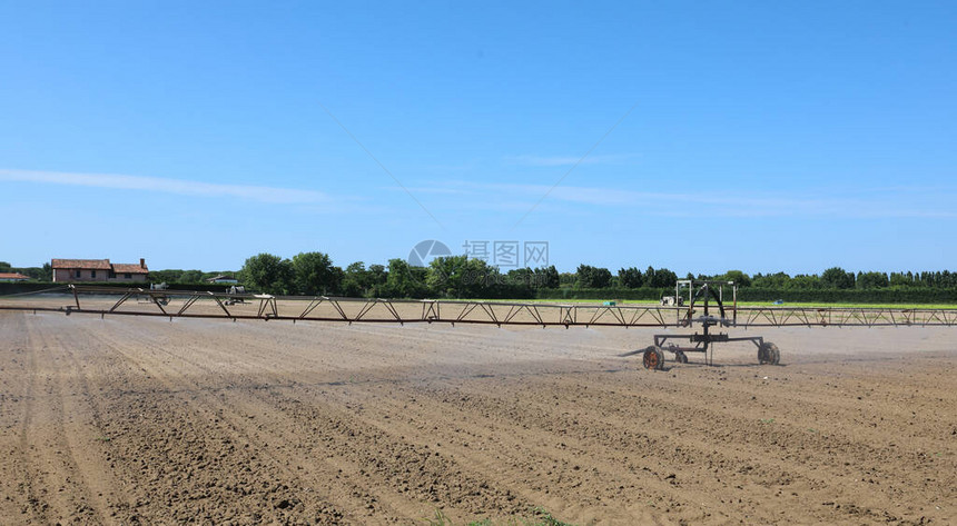 干旱夏季耕地大型工业自动灌溉系统图片