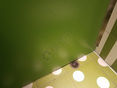 肮脏或肮脏的绿色卫生间墙壁图片