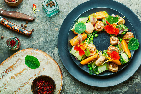 沙拉配炖蘑菇黄瓜番茄和金莲花图片