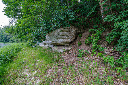 夏天河岸上的砂岩悬崖绿色植被图片