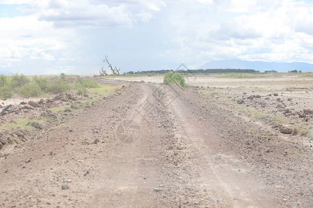 肯尼亚非洲农村公路行背景图片