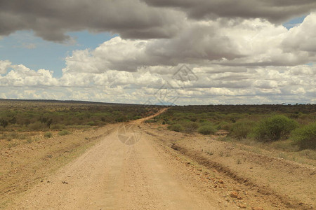 肯尼亚非洲农村公路行背景图片