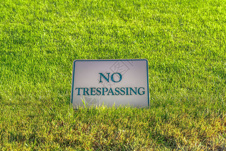 关闭禁止侵入的标志反对覆盖着生机勃的草地形该标志禁止人们图片