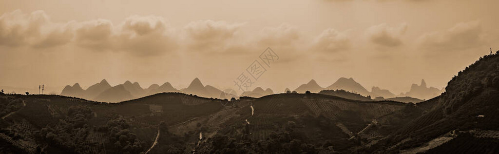 广西阳朔地区美丽的喀斯特山峰和山地景观全景图片