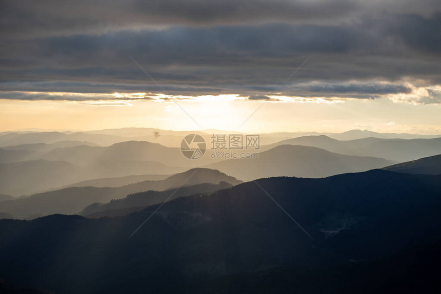 在山峰顶的日落视图图片