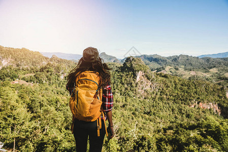 站在观景点的女士享受山上自然美景的拍摄吧图片