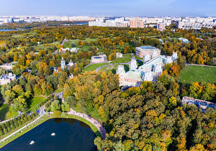 远古宫殿和一座大型绿公园建筑群的全景图片