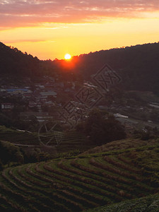 山和日落的风景图片