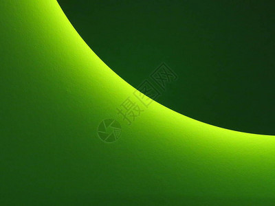 背景中的渐变色绿光和其前面的深绿色圆盘或球体的一部分绿色星球上升黎明图片