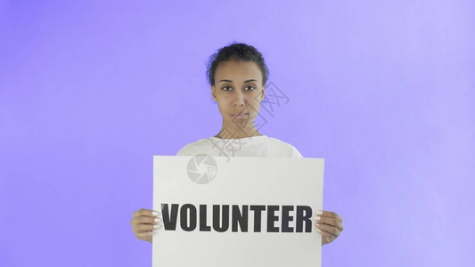 photoPHOTO以紫色背景为主题的志愿海报非裔美插画