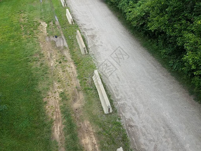 碎石路和水泥路障和绿草图片