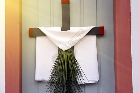 在天主教庆祝棕榈星期日间与墙上的树枝叶和织布安图片